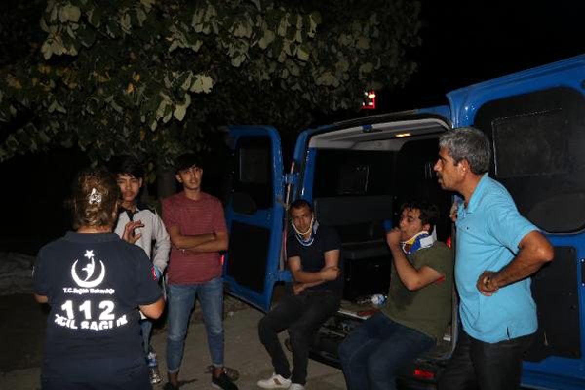 Kaçakları taşıyan araç, düğün salonunun otoparkına girdi: 14 yaralı