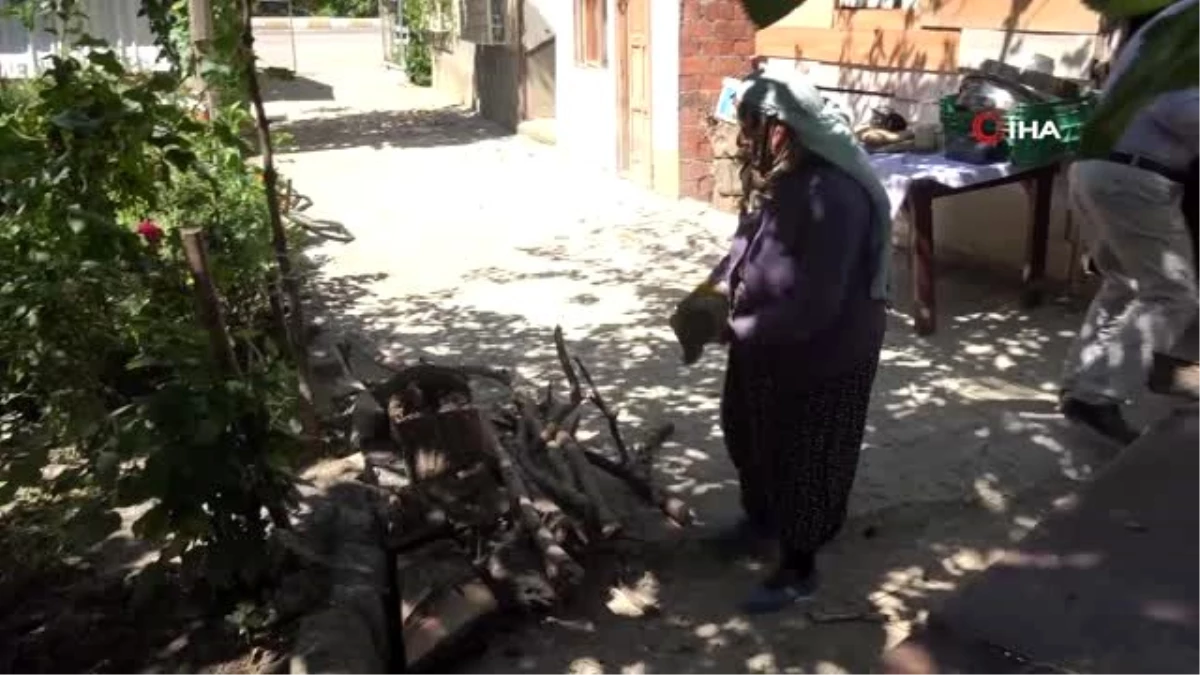 Kadın hızarcı, ekmeğini odundan çıkartıyor