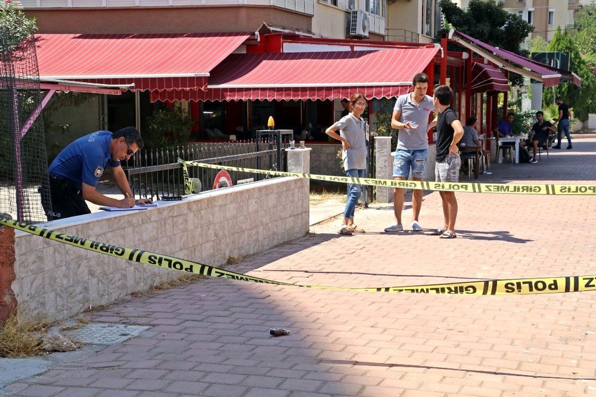 Kaldırımda bulunan kurusıkı tabanca polisi alarma geçirdi