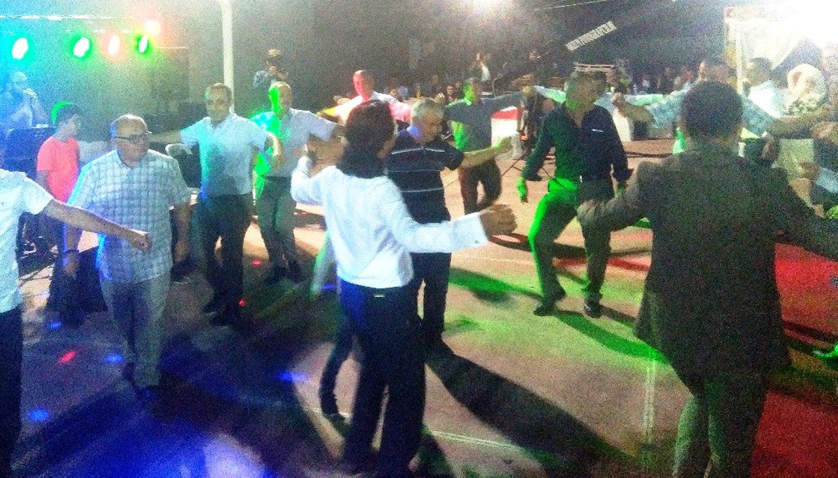Kaymakam Okatan, korumasının düğününde yöresel oyunlar oynadı