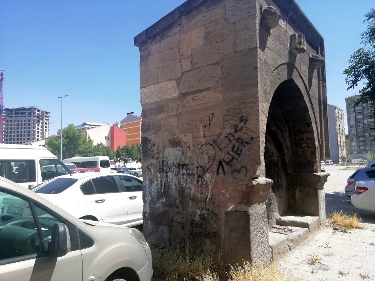 Kayseri\'de tarihe büyük saygısızlık