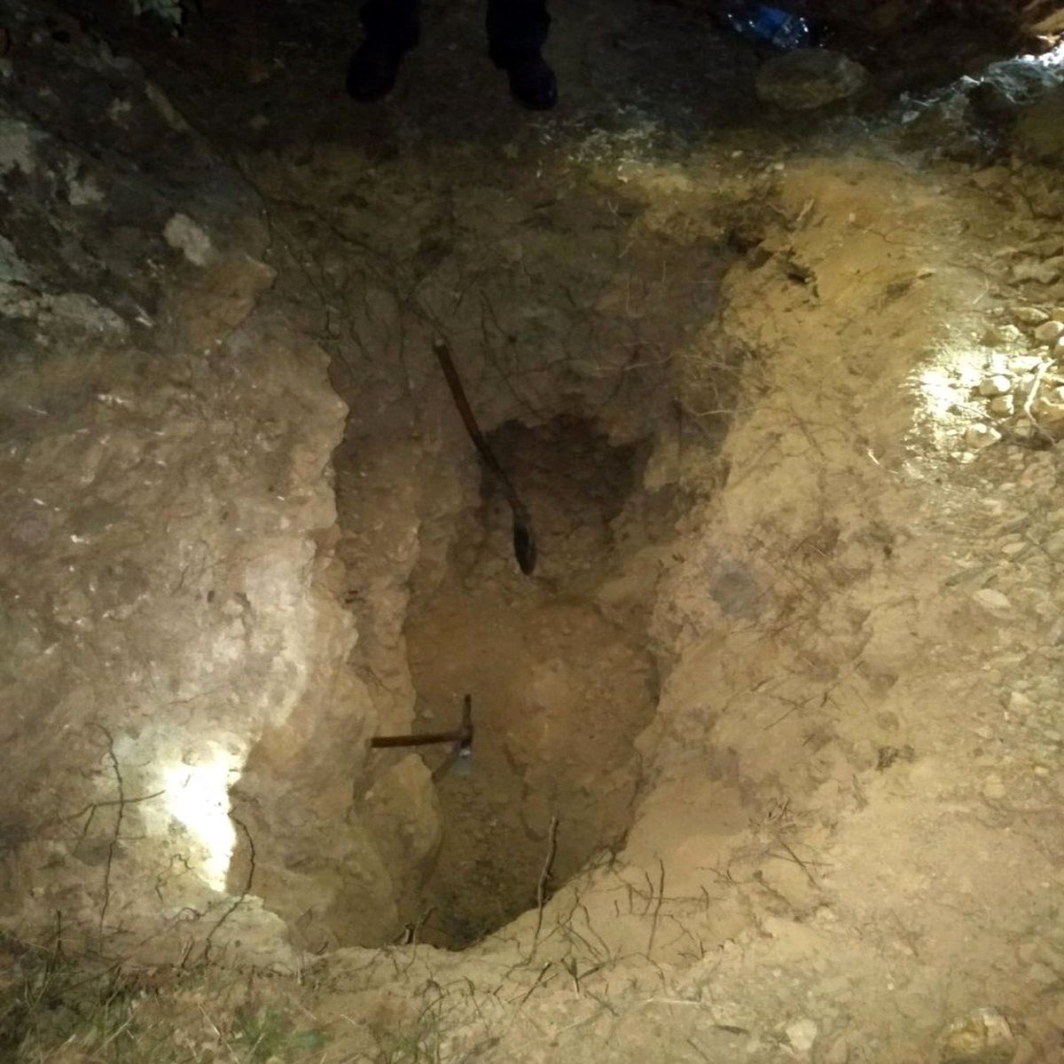 Kazdıkları çukurda yakalandılar