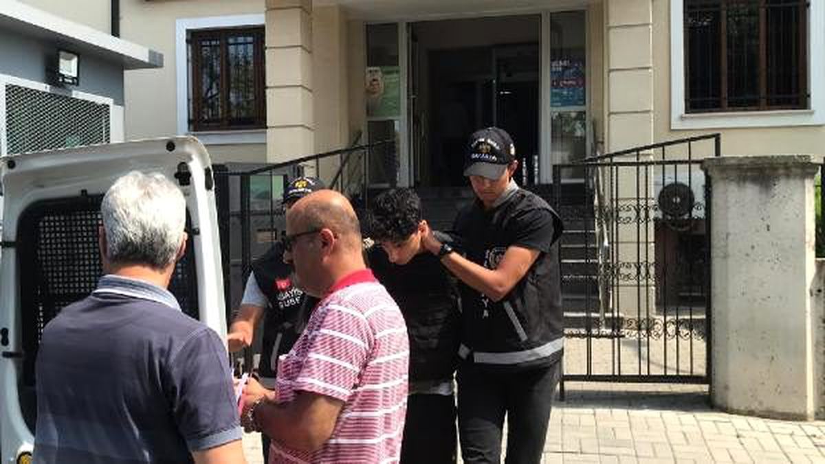 Keser ve bıçakla babasını öldüren genç adliyede
