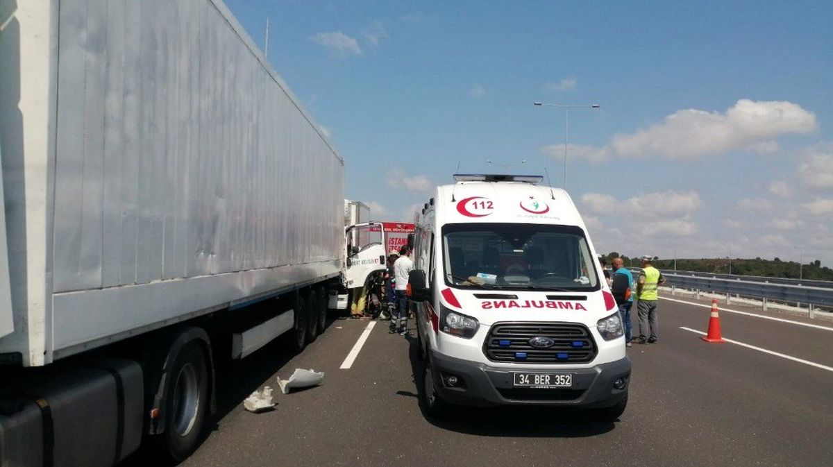 Kuzey Marmara otoyolu Mecidiye gişeleri istikametinde iki kamyon çarpışması sonucu bir sürücü araç...