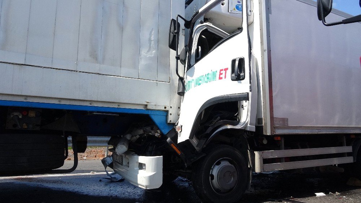 Kuzey Marmara otoyolunda kamyon ile tır çarpıştı: 1 yaralı
