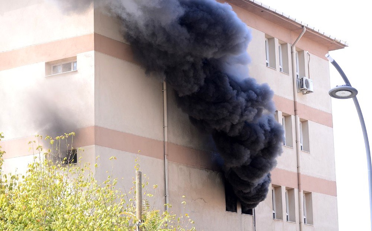 Manisa\'da lise binasında çıkan yangın korkuya neden oldu
