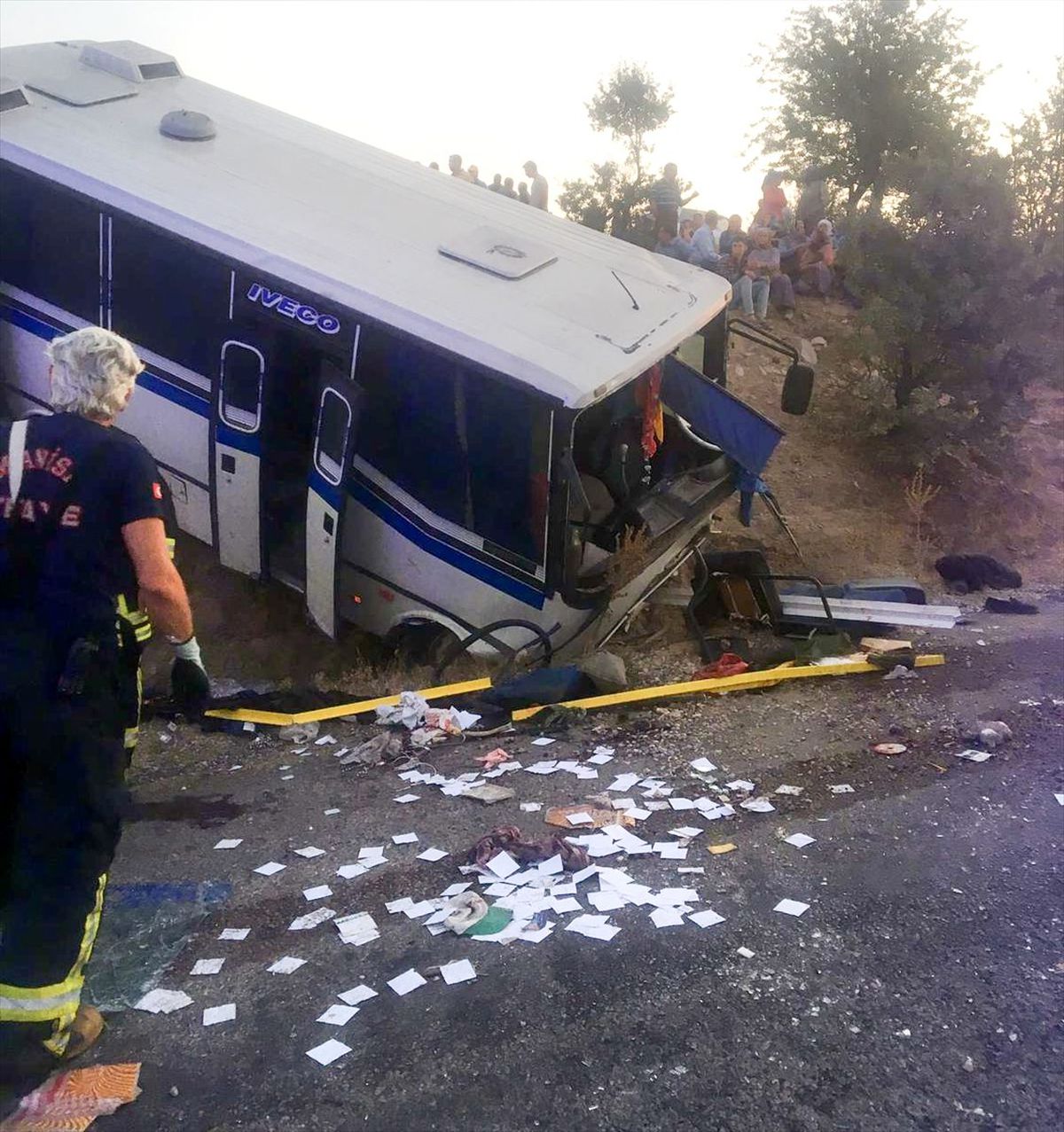 Manisa\'da tarım işçilerini taşıyan midibüs şarampole devrildi: 17 yaralı