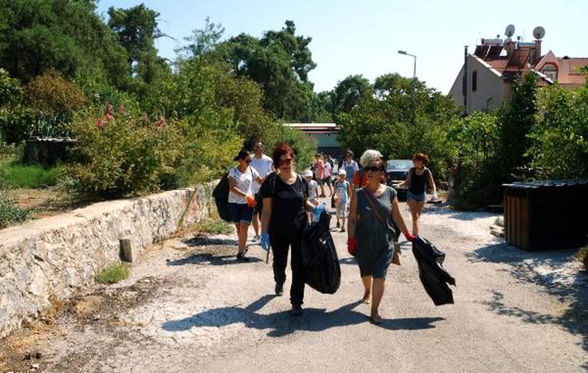 Marmaris\'te çevreciler 3 traktör römorku çöp topladı