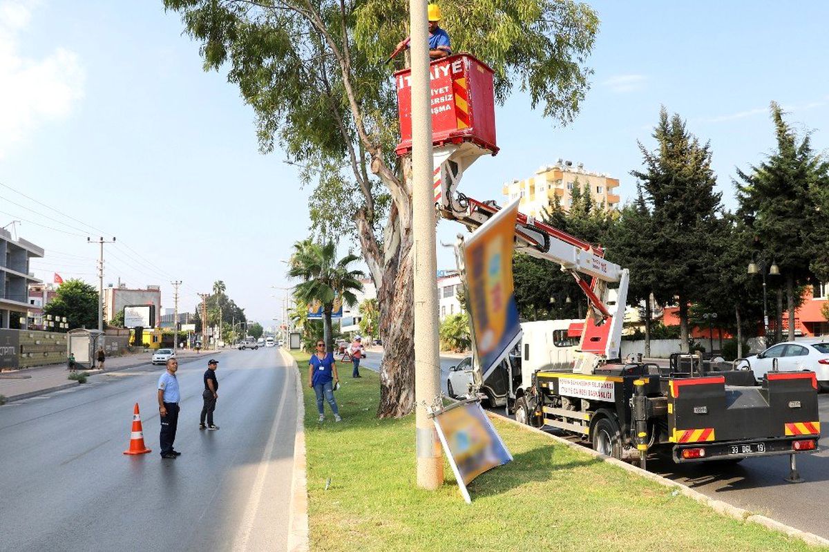 Mersin\'de refüj ve direklerdeki izinsiz tabelalar kaldırılıyor