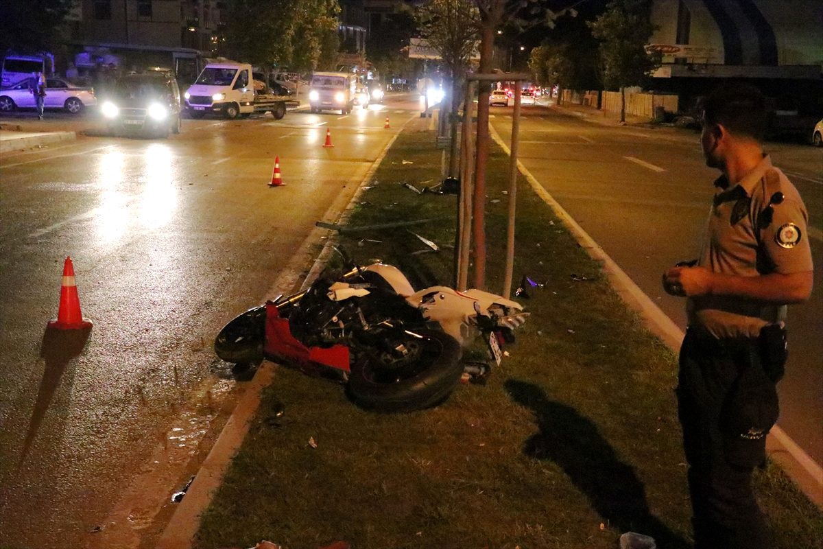 Motosiklet yayaya çarptı: 1 ölü, 2 yaralı