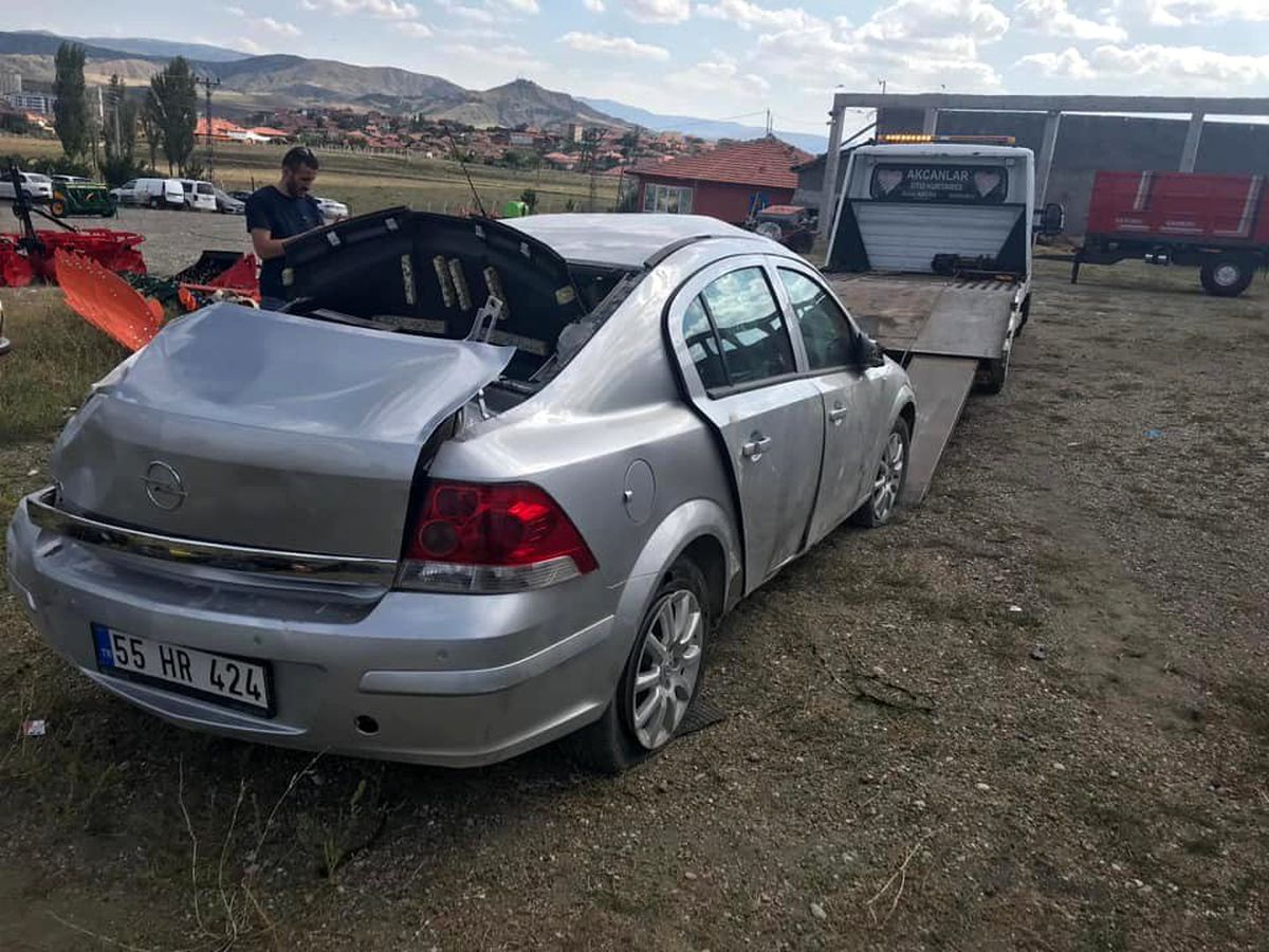 Orta refüje çarpan araç takla attı: 6 yaralı