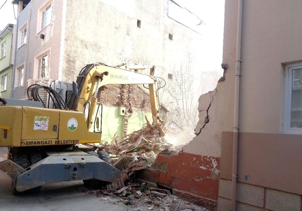 Osmangazi metruk binalardan temizleniyor