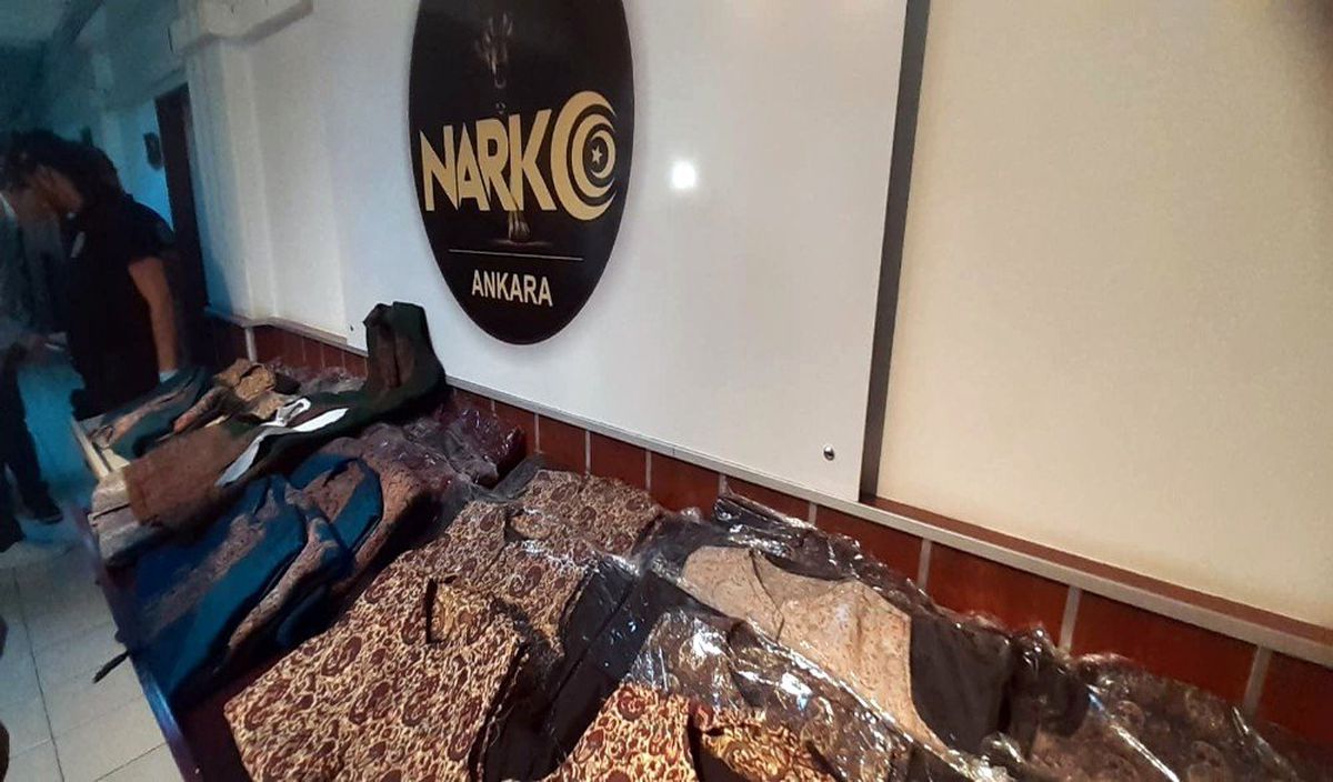Osmanlı kaftanlarına uyuşturucu emdiren İranlılar suç üstü yakalandı