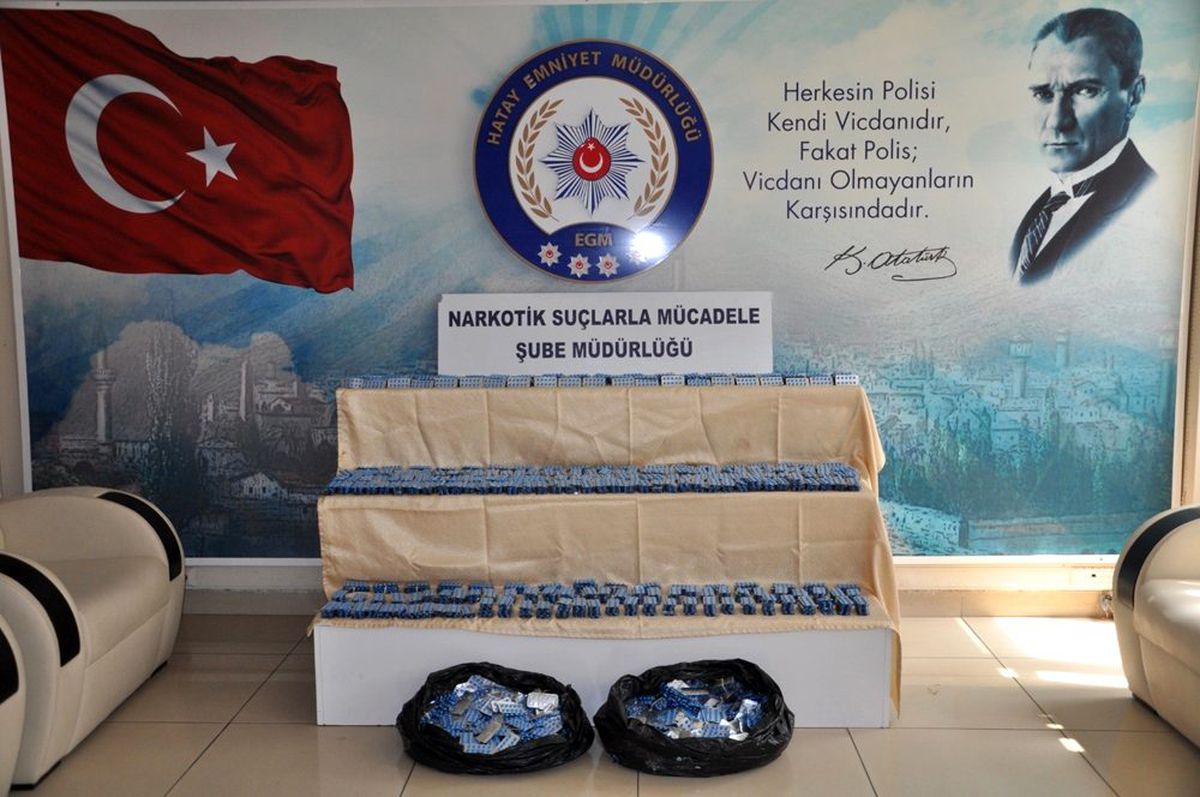 Otomobilden 49 bin 730 adet hap çıktı