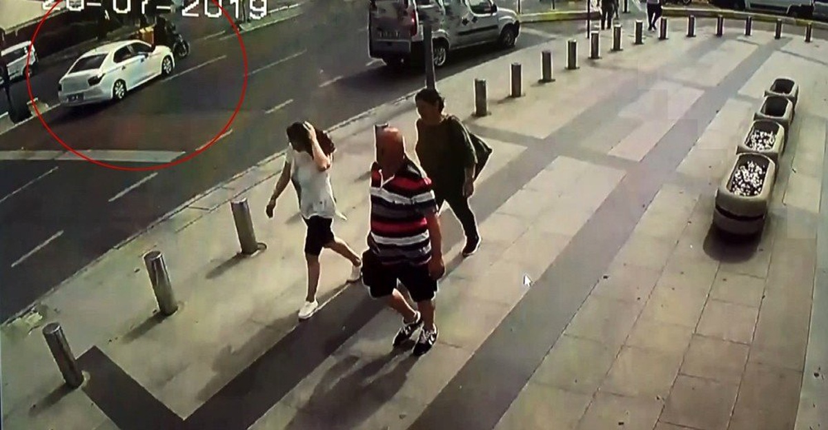 (Özel) İstanbul\'da motosikletlinin metrelerce sürüklendiği kaza kamerada