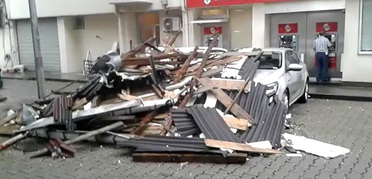 Rize\'de fırtına çatıyı uçurdu, 4 araç zarar gördü