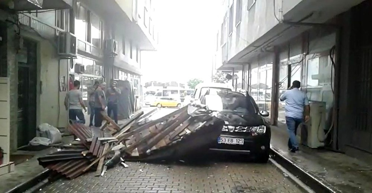 Rize\'de fırtına çatıyı uçurdu, 4 araç zarar gördü