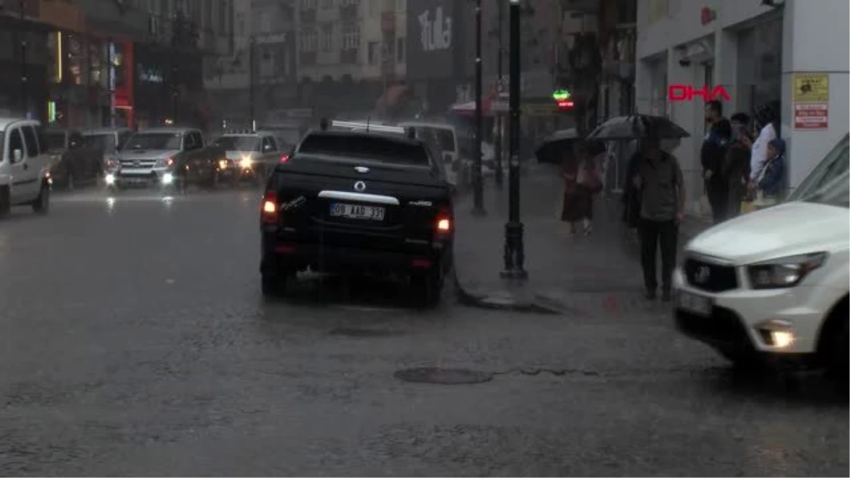 Rize\'de sağanak yolları göle çevirdi; esnaf ağ atarak tepki gösterdi