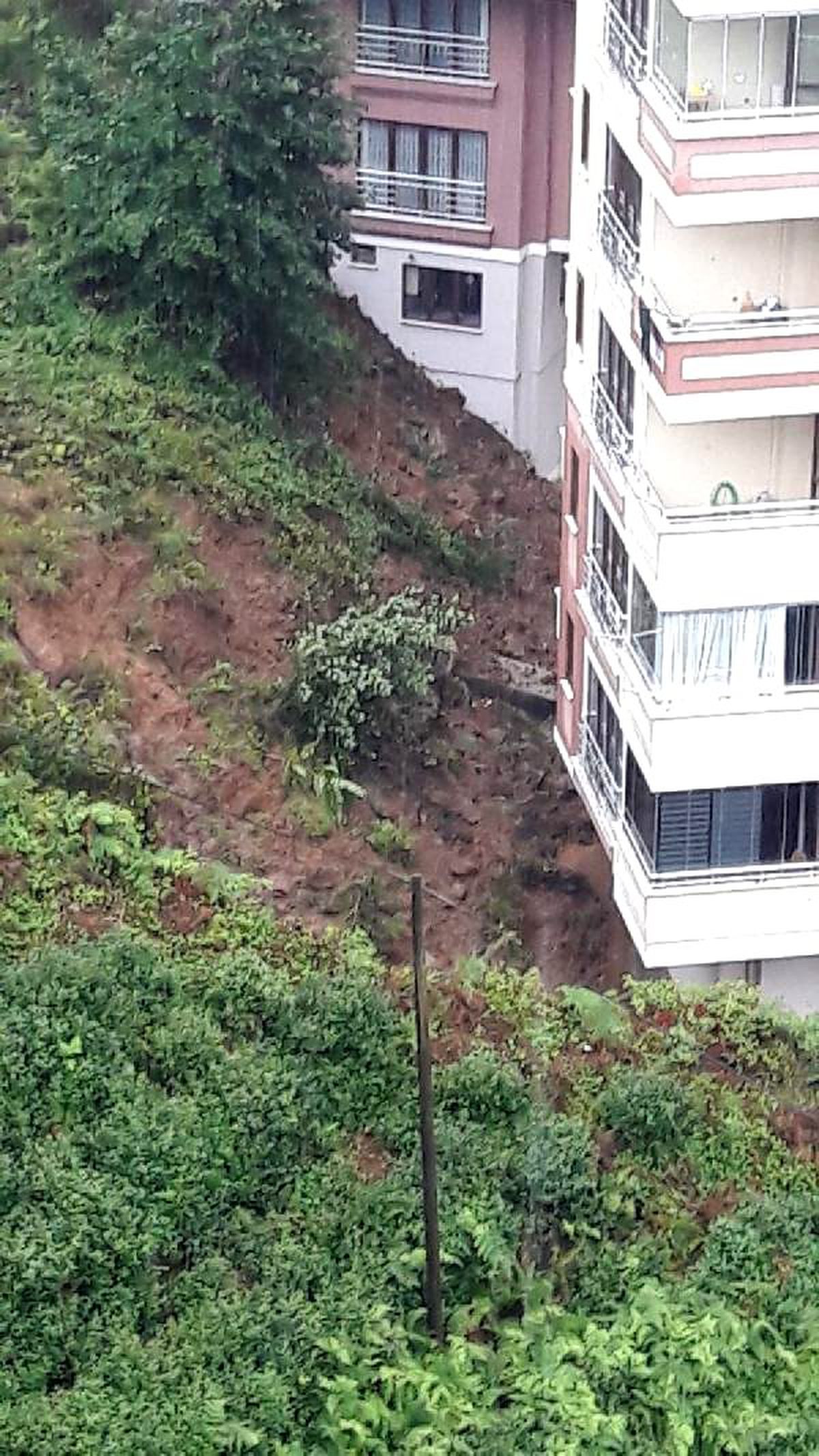 Rize\'de sitenin istinat duvarı çöktü; 4 araç toprak altına kaldı