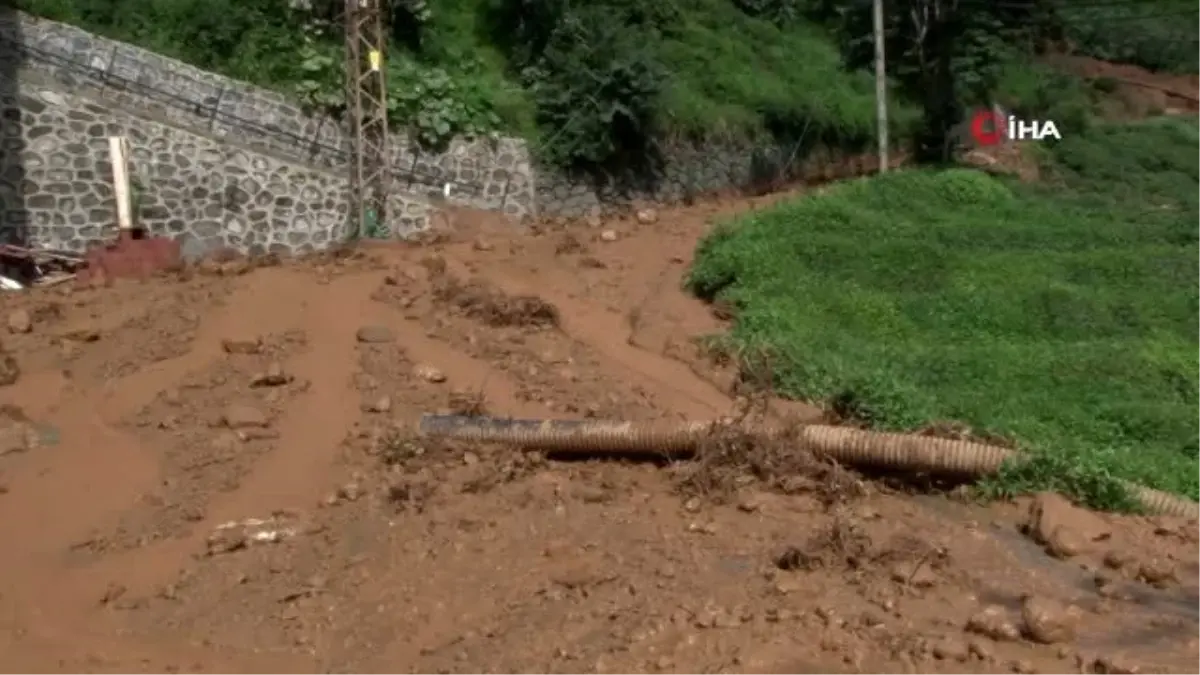 Rize\'nin Derepazarı ilçesinde heyelan nedeniyle 3 ev tahliye edildi