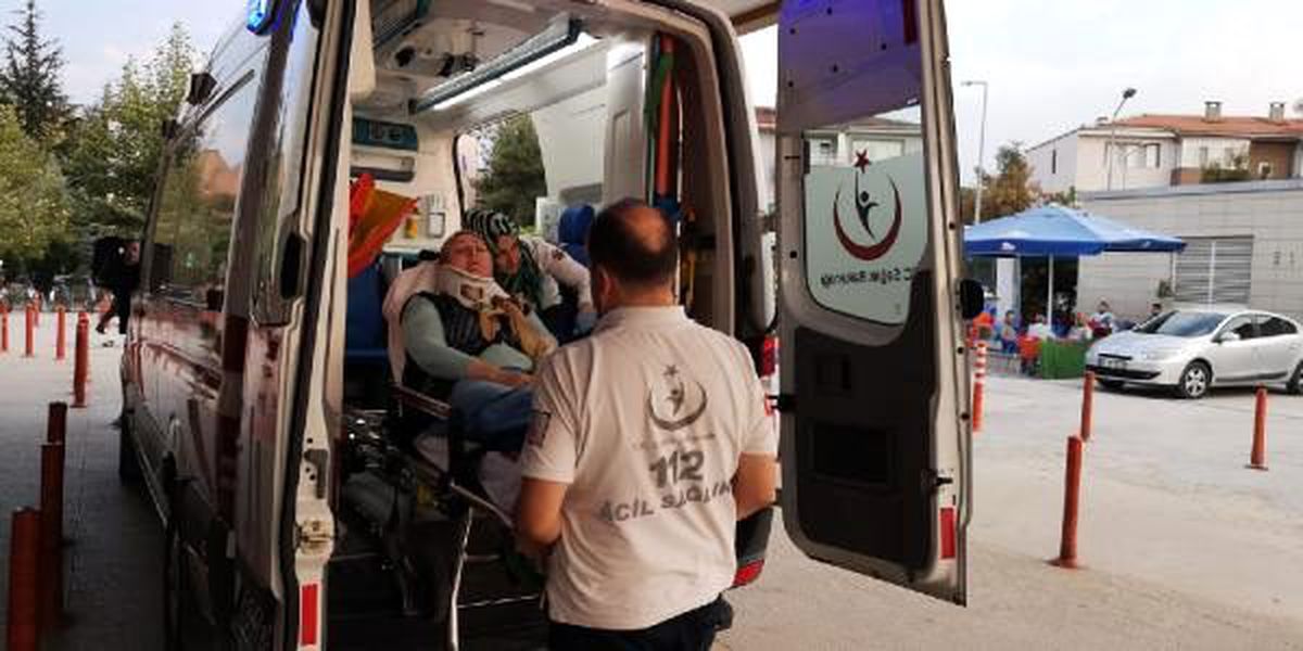 Şarampole uçan otomobilde 4 kişi yaralandı, kafesi sıkışan kuş kurtardı
