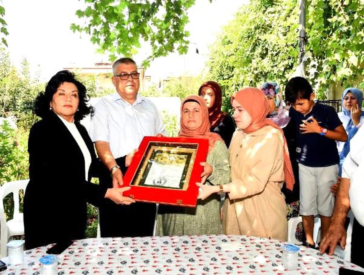 Şehit üsteğmen kargın\'ın ailesine şehadet belgesi