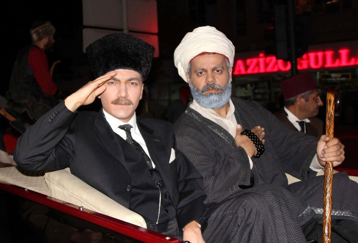 Sivas Kongresi\'nin 100. yılında Atatürk\'ün Sivas\'a gelişi canlandırıldı