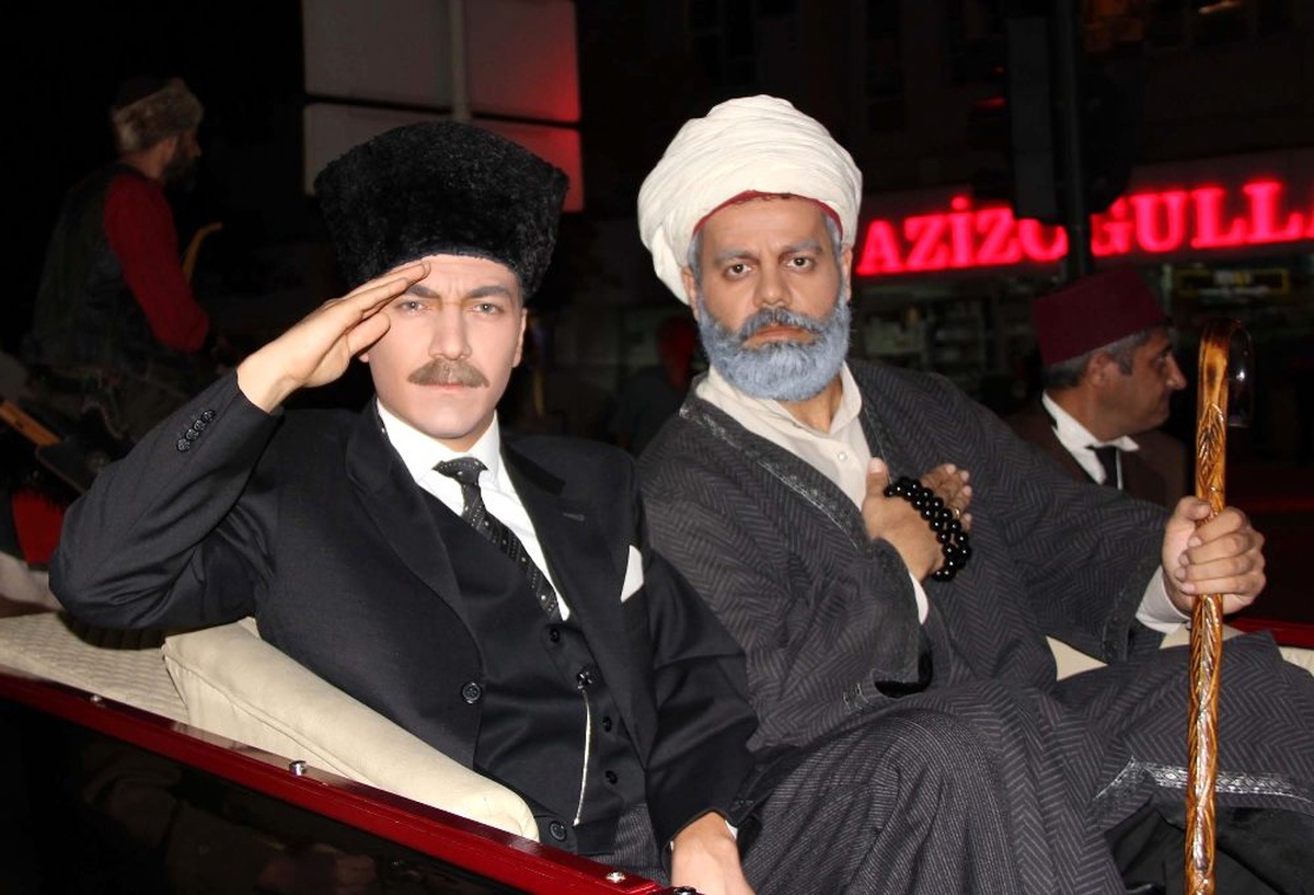 Sivas Kongresi\'nin 100. yılında Atatürk\'ün Sivas\'a gelişi canlandırıldı