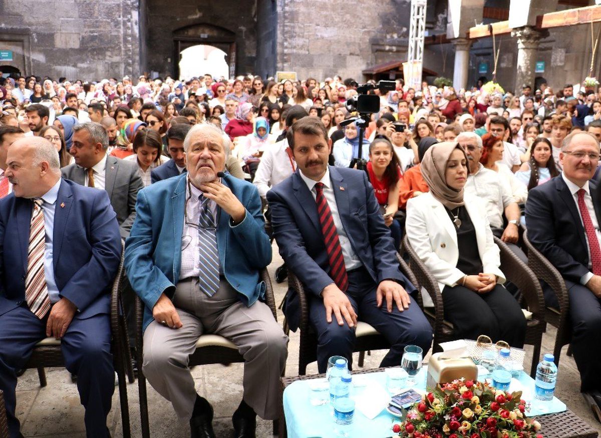 Sivas\'ta İlber Ortaylı izdihamı