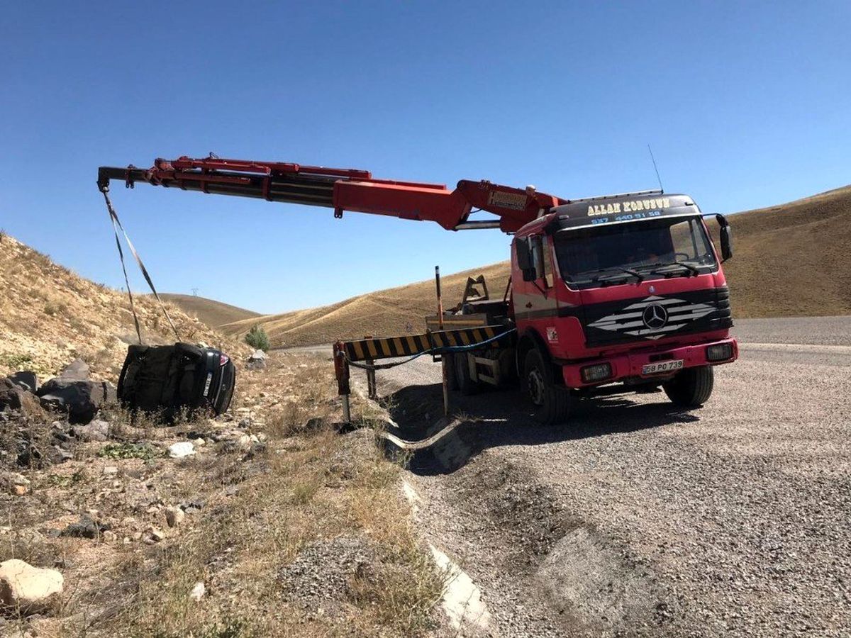 Sivas\'ta yoldan çıkan otomobil devrildi: 2 yaralı