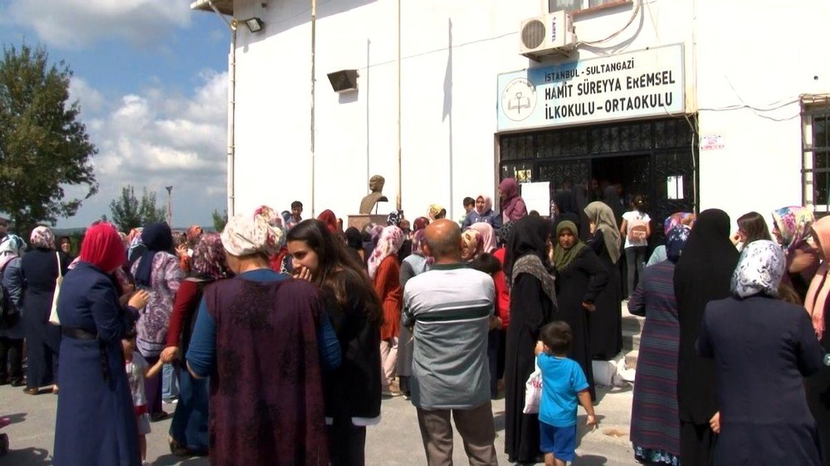 Sultangazi\'de okul önünde velilerden protesto