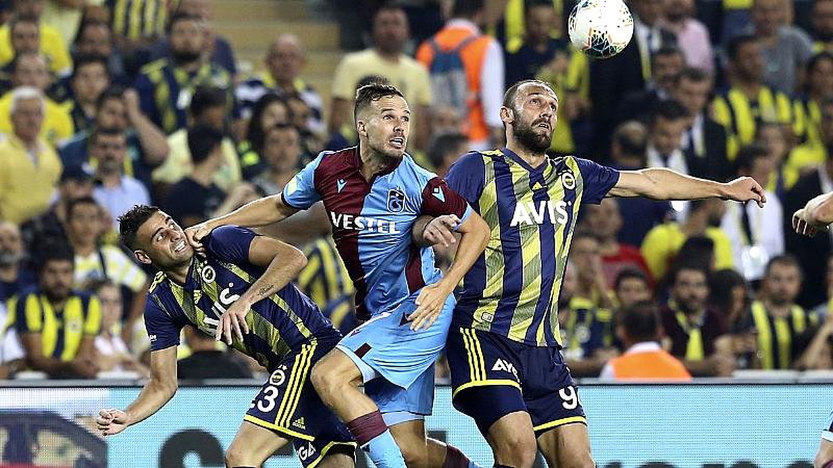 Süper Lig\'in ilk derbi maçında Fenerbahçe ile Trabzonspor 1-1 berabere kaldı
