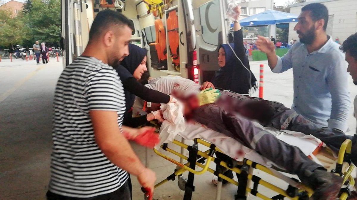 Taşıdığı camlar üzerine devrilince ağır yaralandı