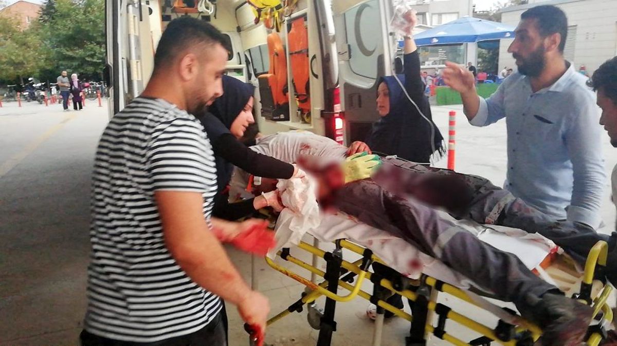 Taşıdığı camlar üzerine devrilince ağır yaralandı