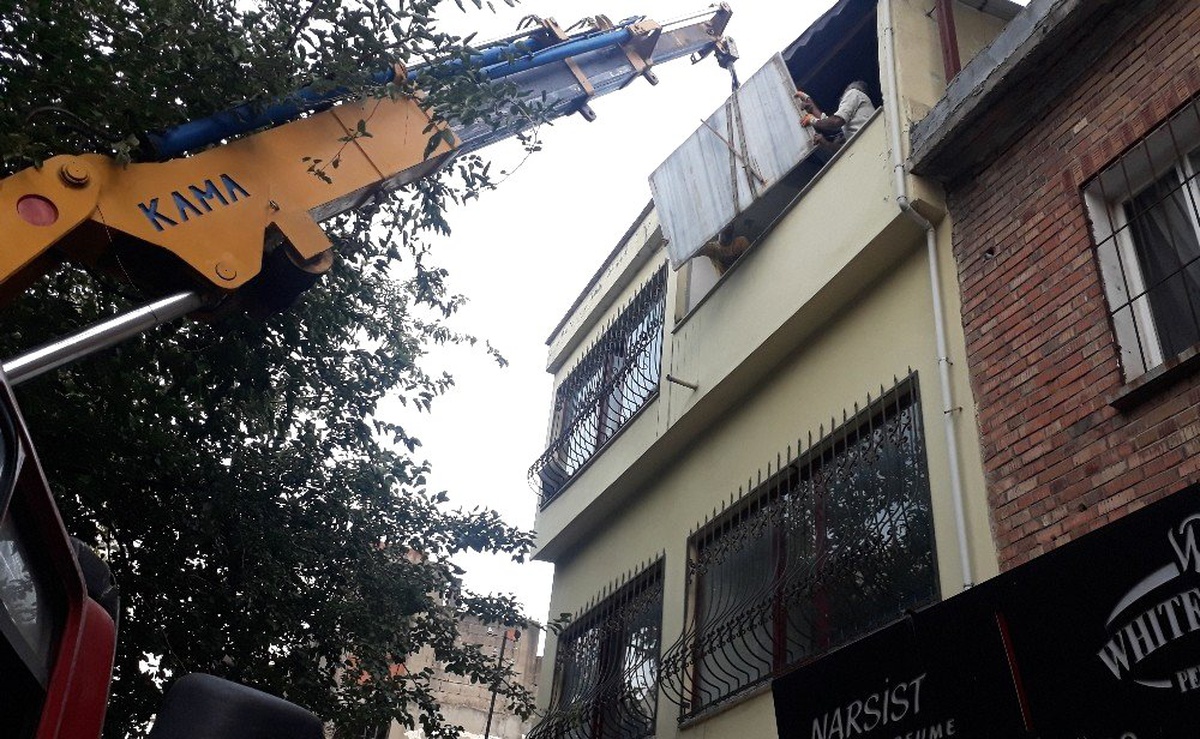 Tehlikeye aldırış etmeden yüzlerce kiloluk yükün altından geçtiler