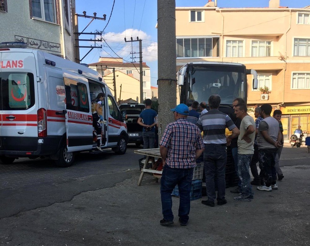 Tekirdağ\'da görünmez kaza: Otobüs ile otomobilin arasında sıkıştı