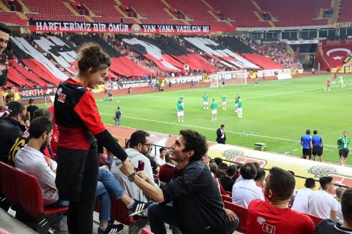 Tribünde evlilik teklifi yaptı