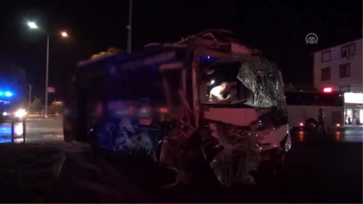 Tur minibüsü ile otobüs çarpıştı: 13 yaralı