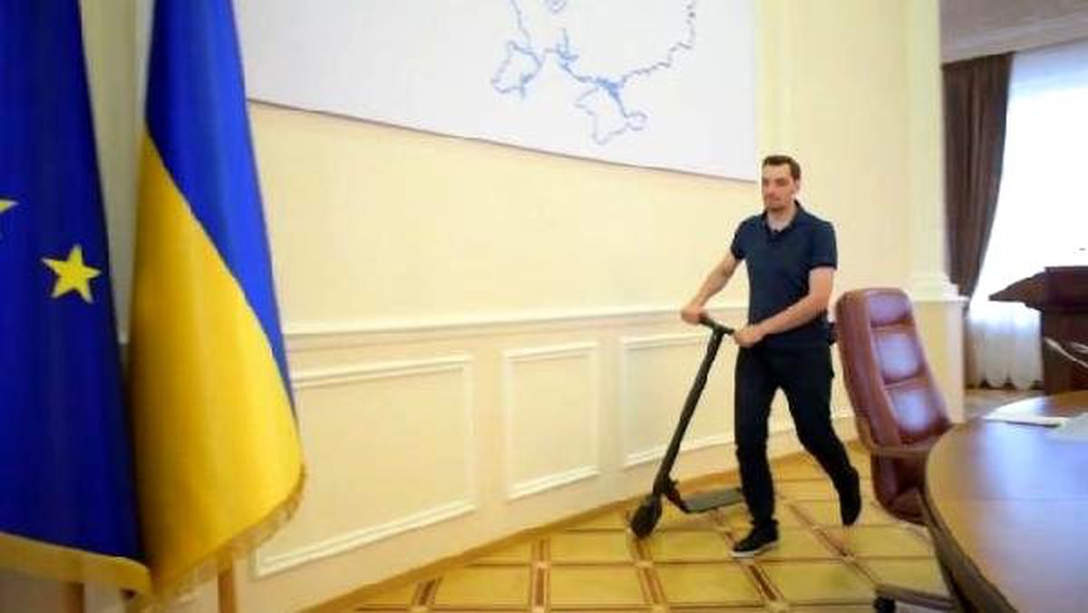 Ukrayna başbakanı, bakanlar kurulu\'nda scooter ile gezdi