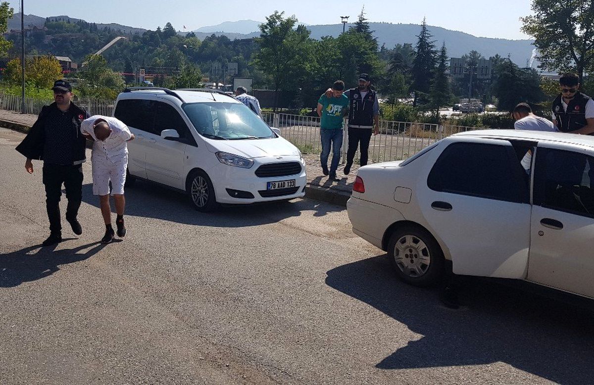Uyuşturucu operasyonunda 3 kişi yakalandı