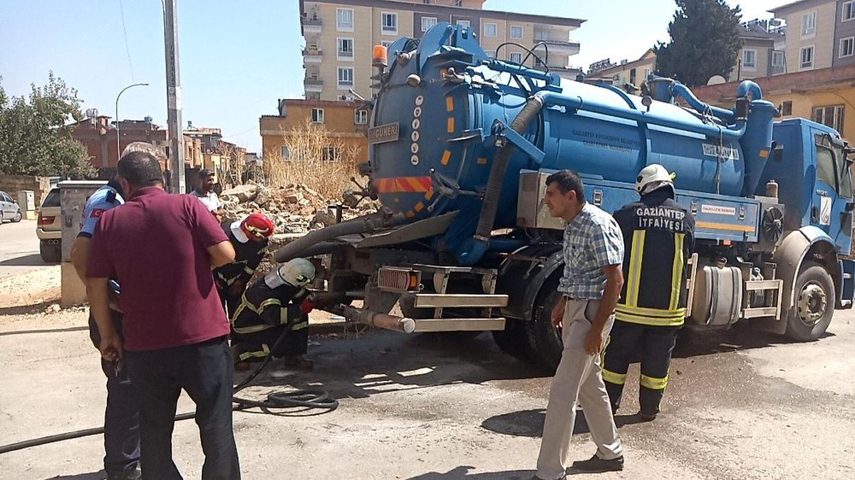 Vidanjörün lastiği bomba gibi patladı