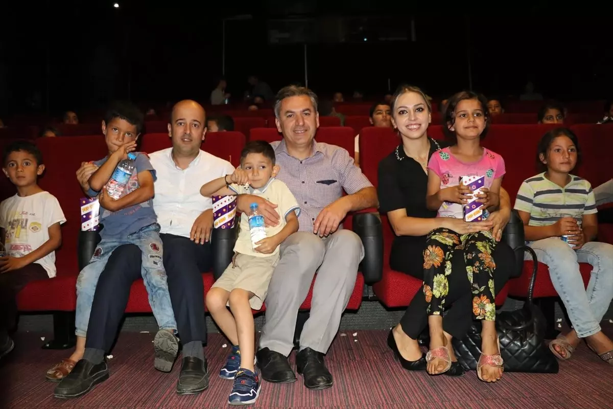 Aileler fındık bahçesine çocuklar sinemaya gidiyor