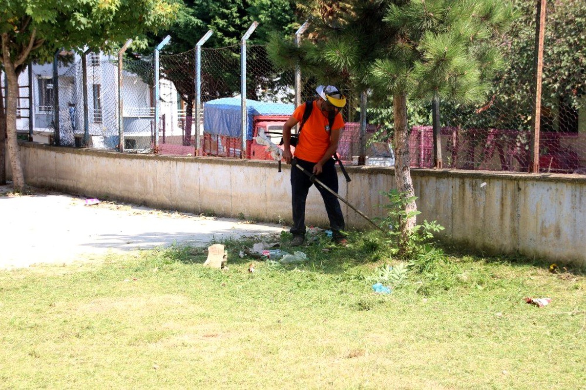 Akçakoca Belediyesinden okul çevrelerine temizlik
