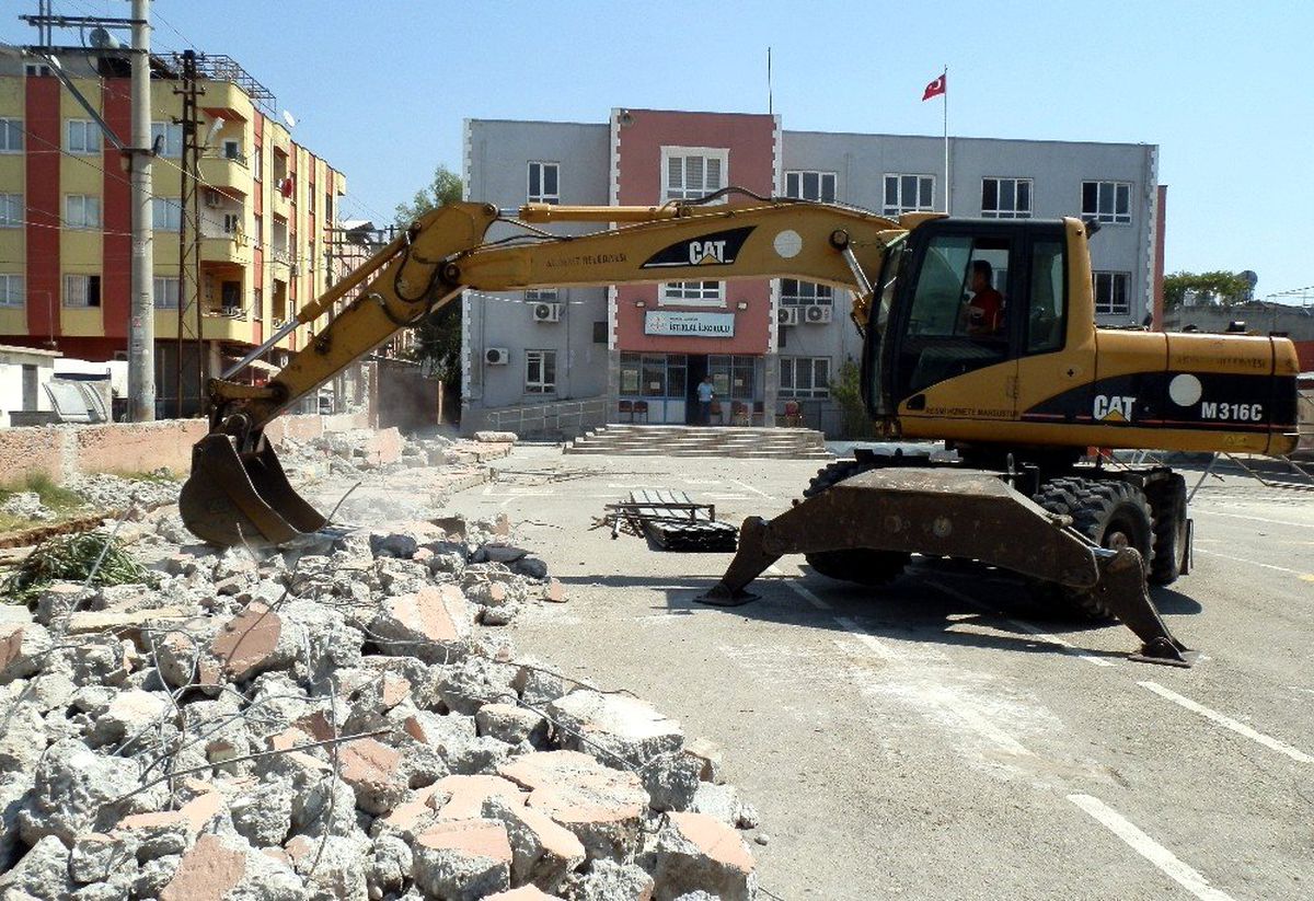 Akdeniz Belediyesi\'nin okul ve ibadethalerdeki bakım ve onarım çalışmaları sürüyor