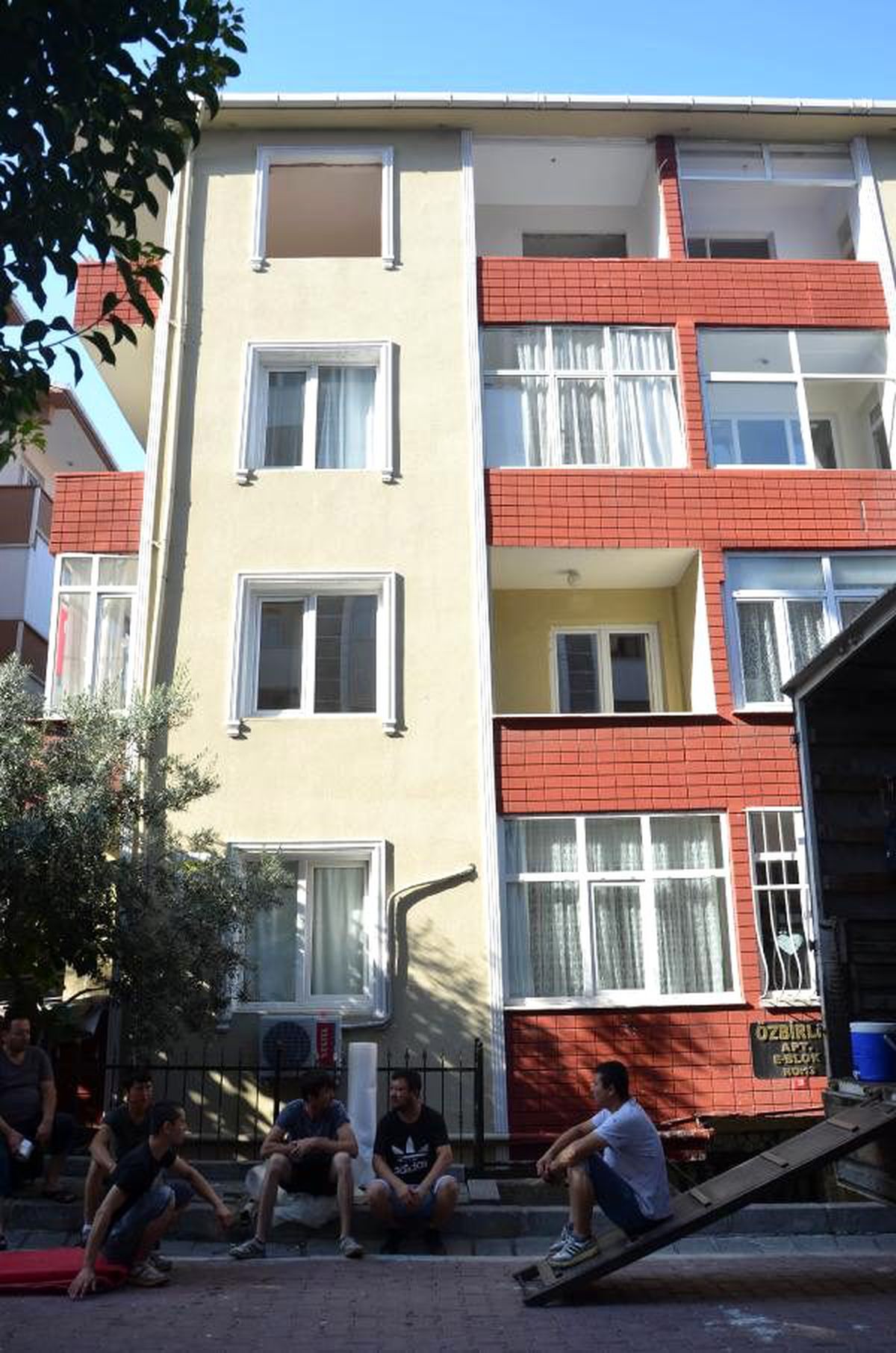 Avcılar\'da mühürlenen binada tahliyeler sürüyor