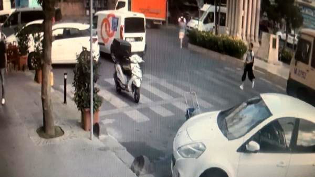 Bağcılar\'da minibüs genç kıza böyle çarptı