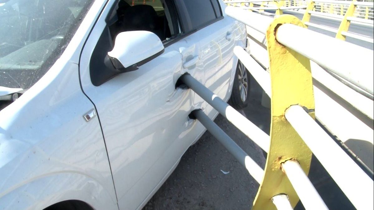 Bariyer demirleri otomobile ok gibi saplandı: 2 yaralı