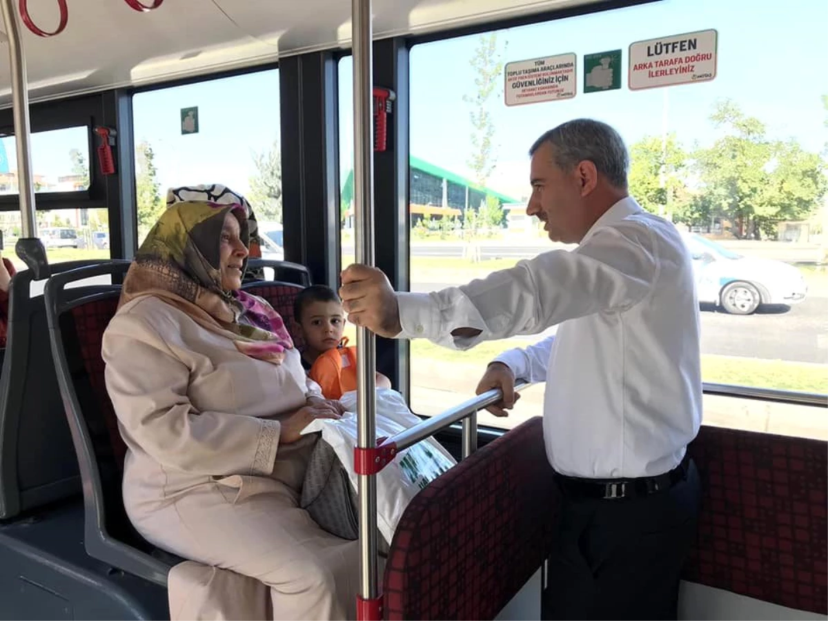 Başkan Çınar, halk otobüsünde yolculuk yaptı, talepleri dinledi