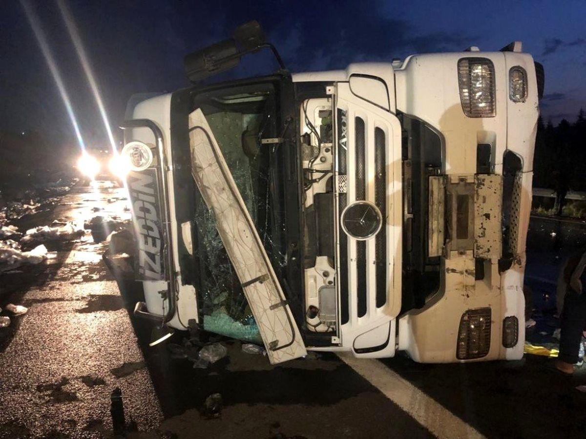 Başkent\'te yolcu otobüsü, devrilen TIR\'a çarptı: 1 yaralı