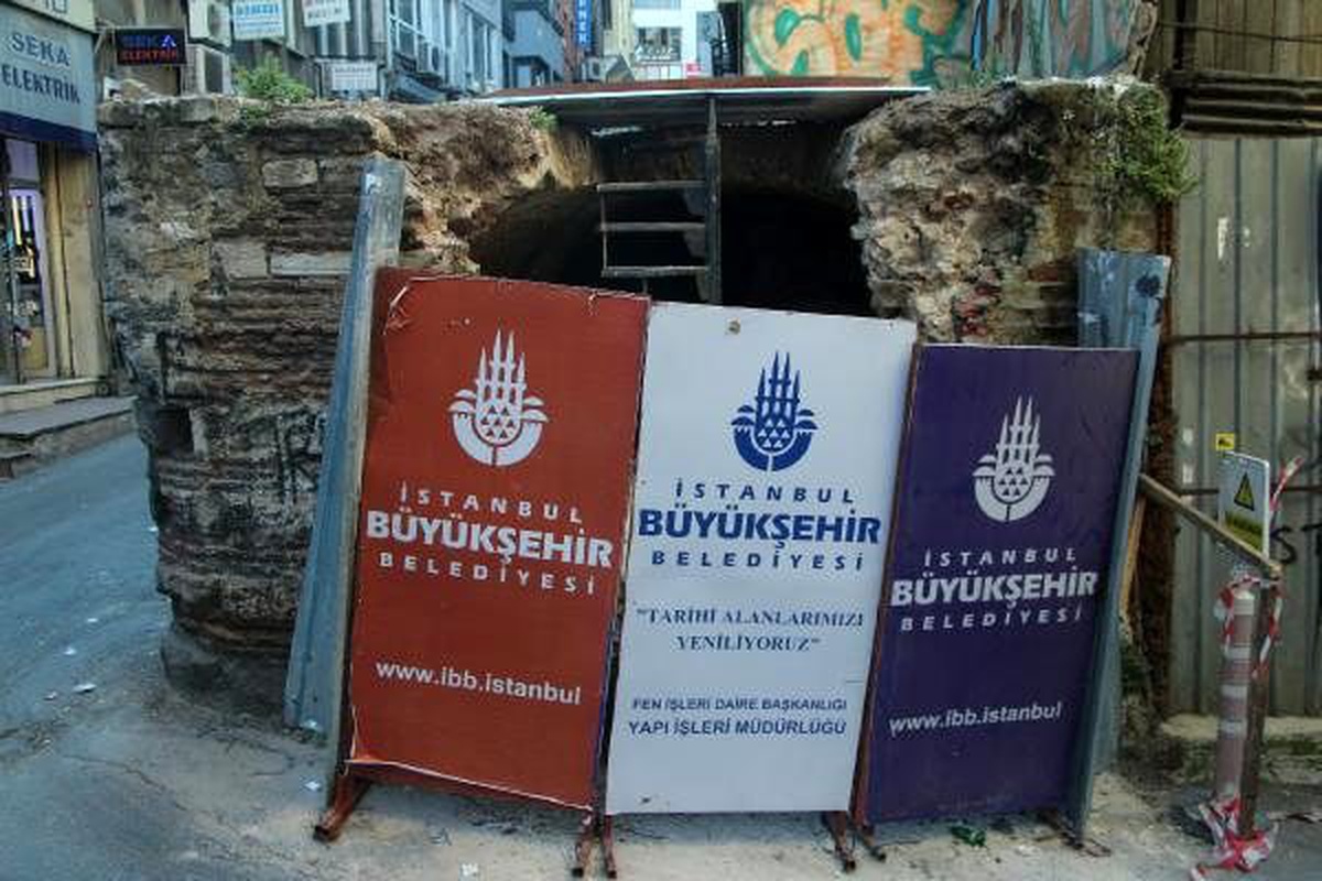 Beyoğlu\'ndaki 451 yıllık tarihi çeşmeye restorasyon yıkımı